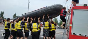 帶上沖鋒舟，大家一起風(fēng)雨同舟！